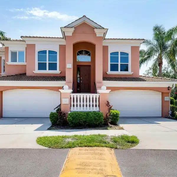 SPACIOUS AND UPDATED VILLA STEPS FROM IMG ACADEMY