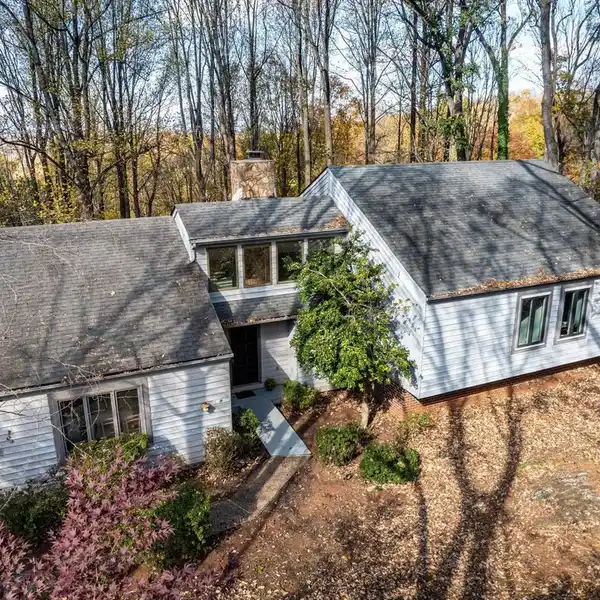 UNIQUE MOUNTAINSIDE SETTING IN DESIRABLE ASHCROFT