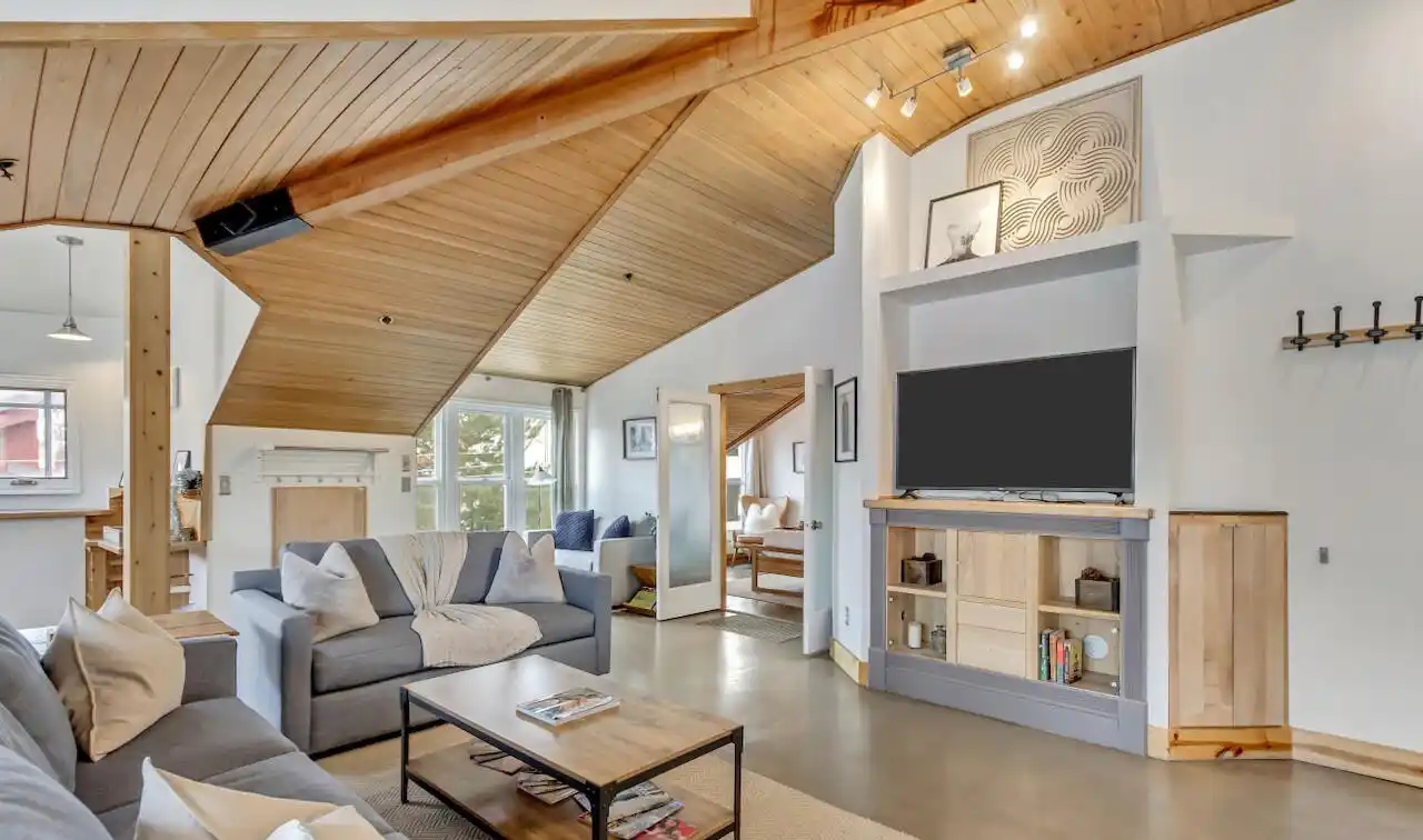 Upgraded Top-floor Corner Condo in Empire House