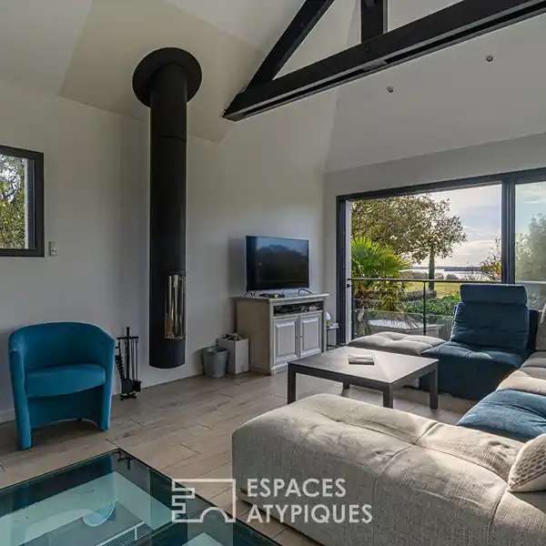 CONTEMPORARY HOME COMBINING ELEGANCE AND FUNCTIONALITY