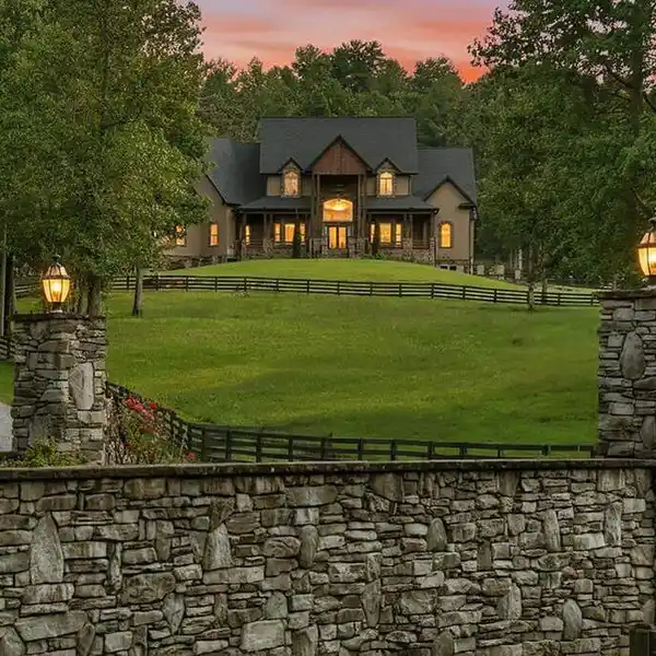 LUXURY MEETS MOUNTAIN EQUESTRIAN LIVING