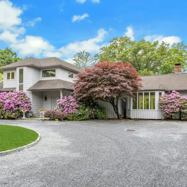 ELEGANT HOME WITH POOL AND CARRIAGE HOUSE