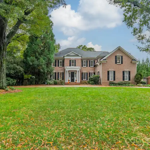 CLASSIC BRICK BEAUTY WITH DESIGNER INTERIORS