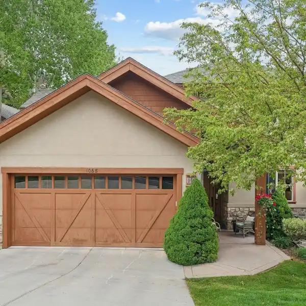 BEAUTIFULLY UPDATED TOWNHOME IN TURNBERRY