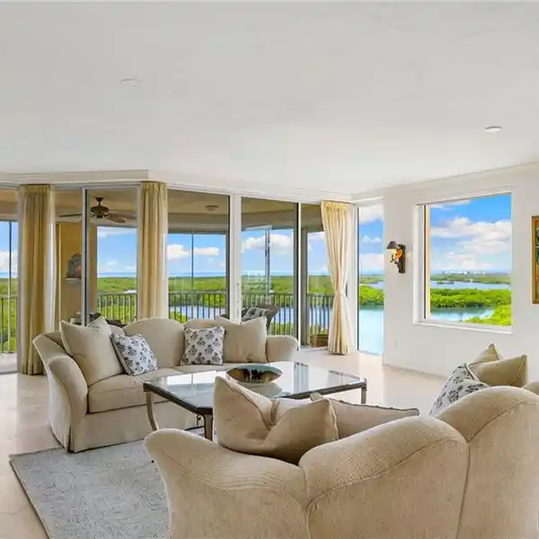 WATERFRONT END-UNIT RETREAT