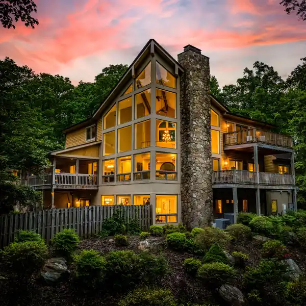 EXQUISITE ESTATE ON 6.76 ACRES