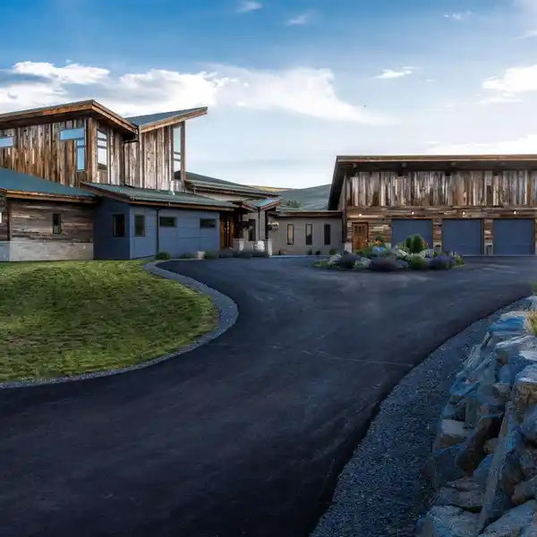RUSTIC-CONTEMPORARY ESTATE ON 35 ACRES IN EXCLUSIVE HORSE RIVER RANCH