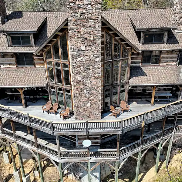 ELEVATED MOUNTAIN LIVING IN THIS EXQUISITE LOG HOME