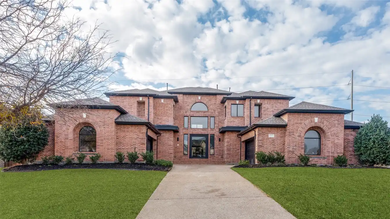 Beautiful Residence Located in Sought-after Lakes of La Cima