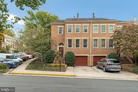 Spacious End Unit Town Home in Mclean Mews