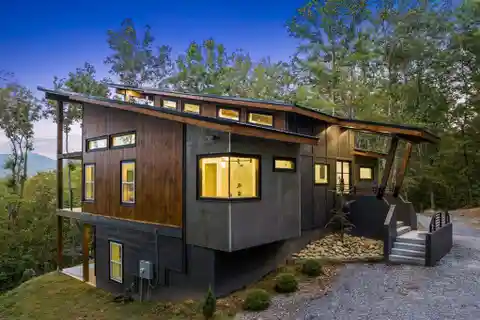 Modern Mountain Luxury Home with Long-Range Views