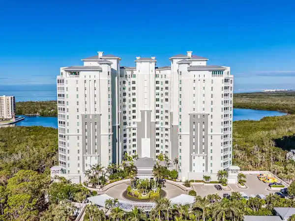 BRIGHT AND ELEGANT RETREAT WITH ENCHANTING VIEWS