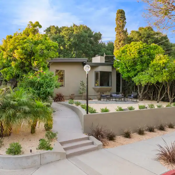 STUNNING MID-CENTURY HOME NEAR HENDRY’S BEACH