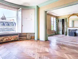 Fifth Floor Apartment in a Beautiful Building