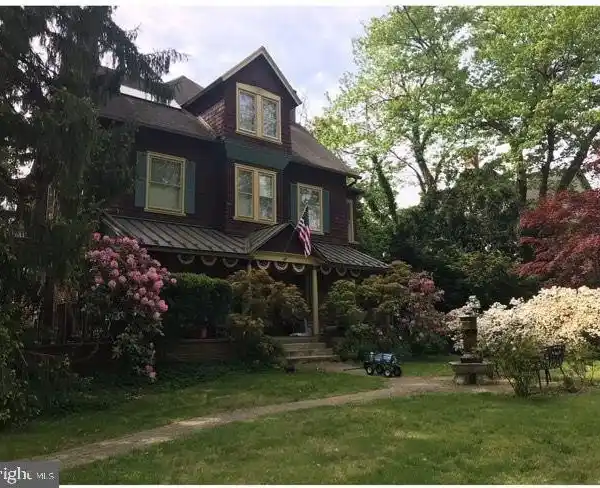 VICTORIAN BEAUTY SURROUNDED BY GORGEOUS GARDENS