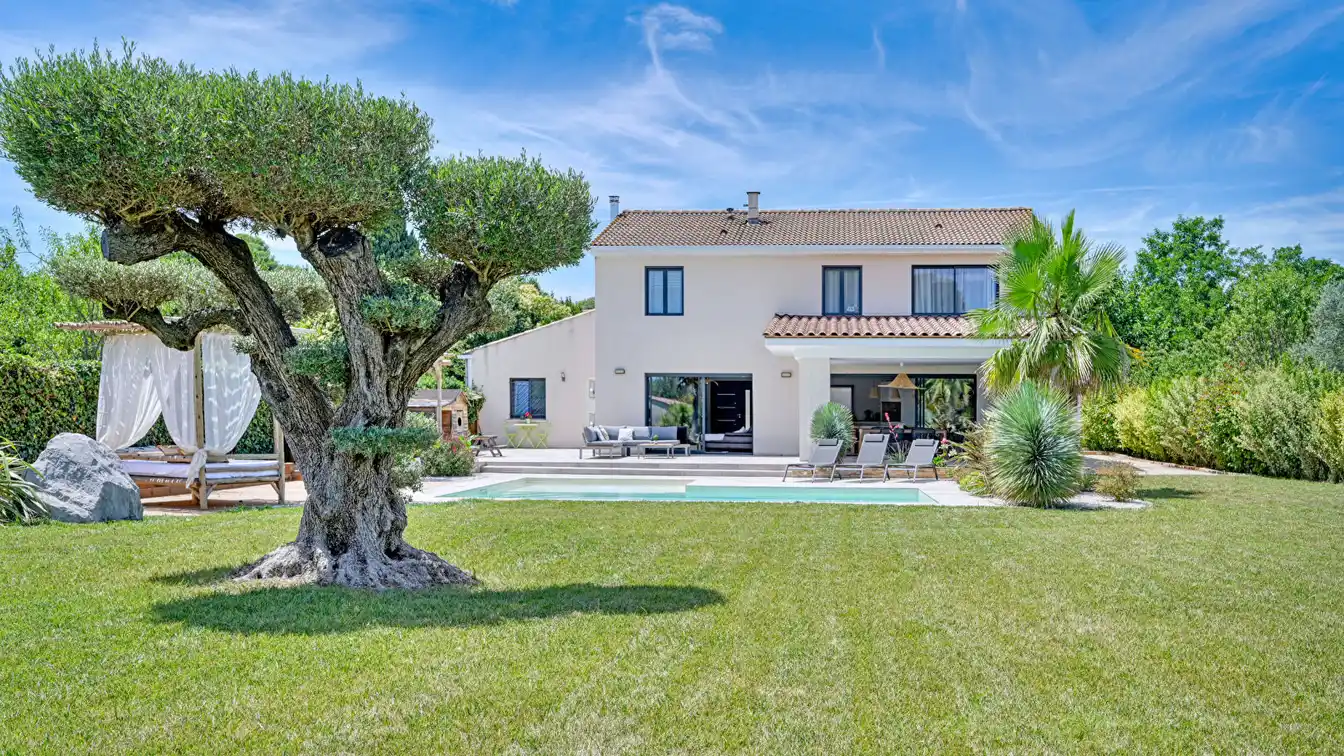 Elegant and Refined Villa in a Popular Location