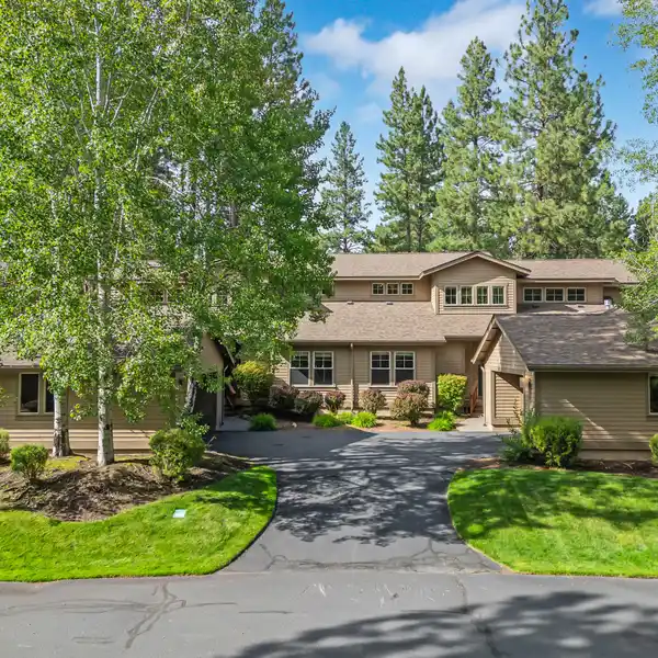 SPACIOUS TOWNHOME WITH A BEAUTIFUL VIEW