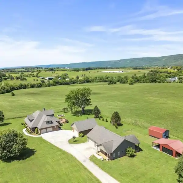 RARE FIND IN THE BEAUTIFUL SEQUATCHIE VALLEY