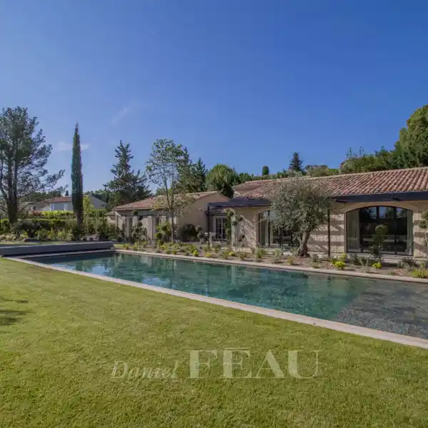 ENTIRELY RENOVATED SIX BEDROOM PROPERTY