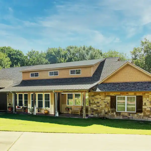 BREATHTAKING TWO-STORY FOYER