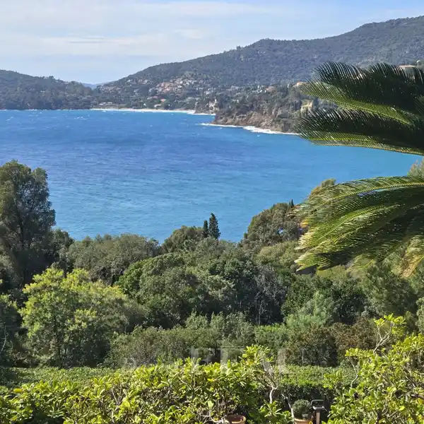 ELEGANT PROPERTY IN A LEAFY SETTING