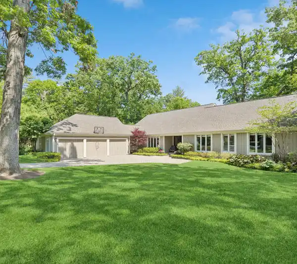 SLEEK MODERN RANCH IN TANGLEY OAKS