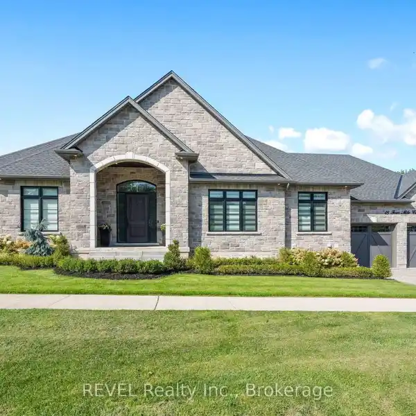 STUNNING CUSTOM-BUILT STONE BUNGALOW