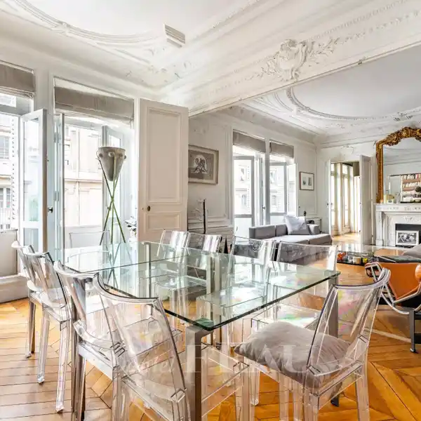 ELEGANT FULL-FLOOR APARTMENT