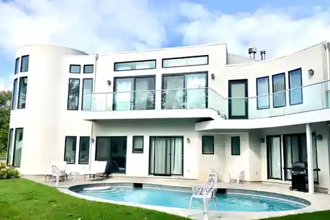 Stunning Contemporary Summer Home with Luxury Amenities