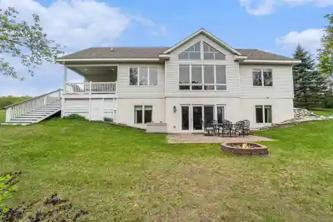 Expansive Country Retreat with Versatile Living Spaces