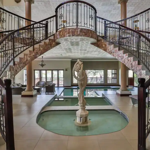 MODERN MASTERPIECE OVERLOOKING THE WATER’S EDGE