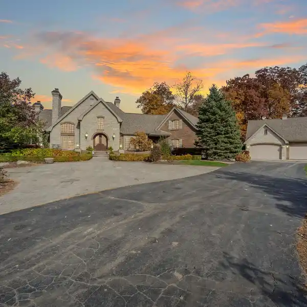 PRIVATE LAKEFRONT LUXURY ON 14 ACRES