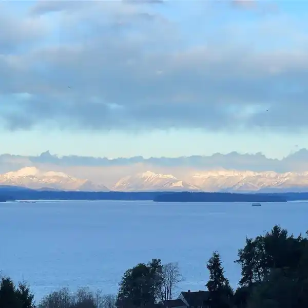 LOVELY HOME WITH INCREDIBLE VIEWS