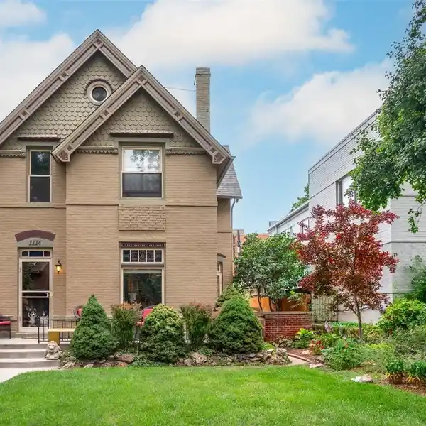 SPACIOUS FOUR BEDROOM WITH GORGEOUS STAINED GLASS