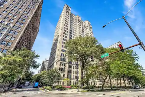 Grand Lakefront Residence with Timeless Architectural Elegance