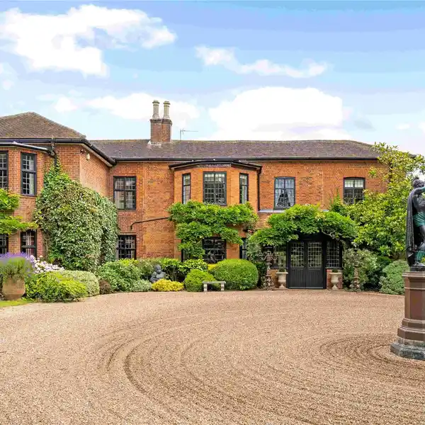 MAGNIFICENT COUNTRY RETREAT ON 25 ACRES