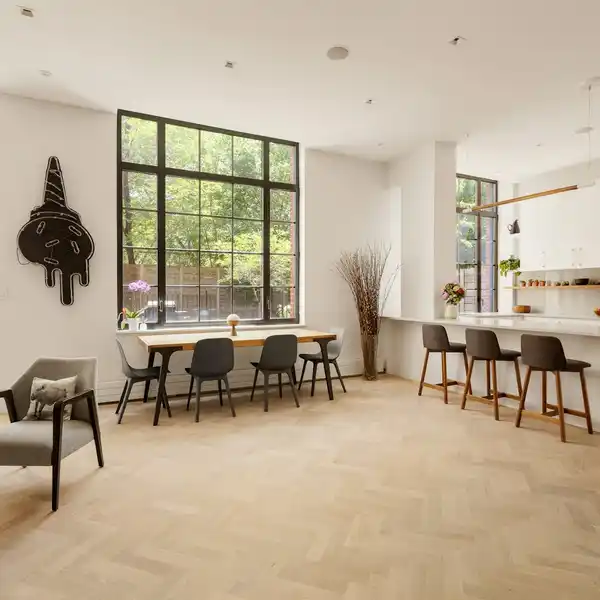 BESPOKE DUPLEX WITH PRIVATE YARD