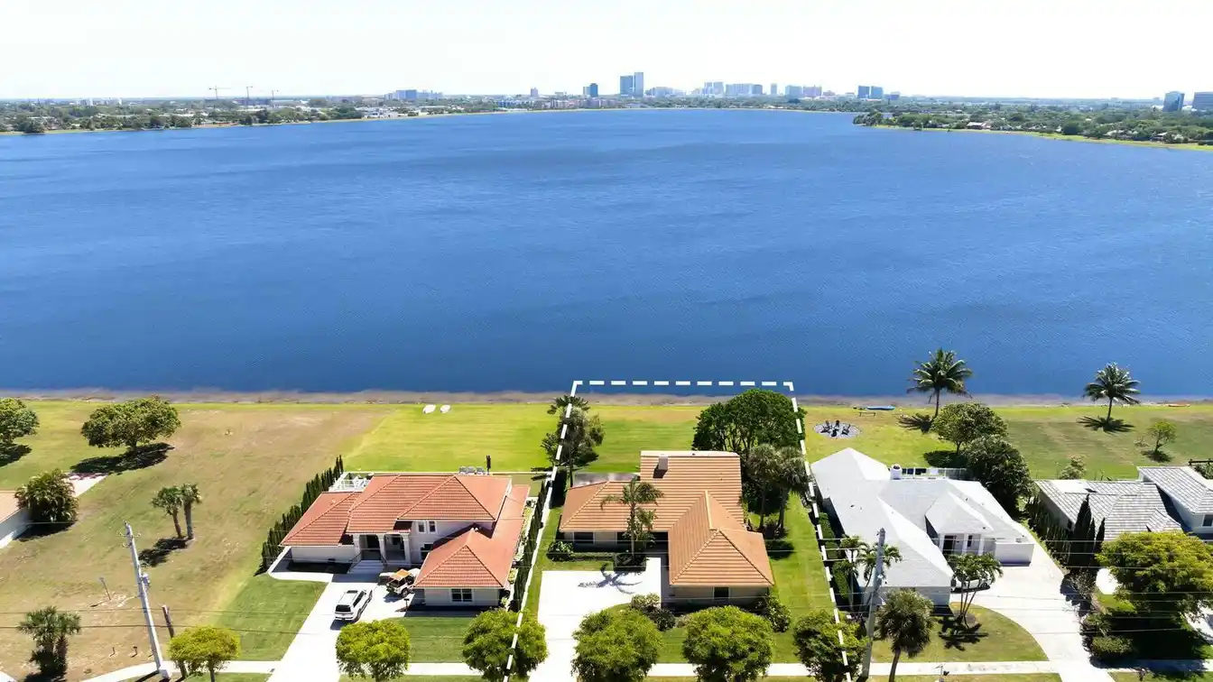 Beautiful Home on Lake Mangonia