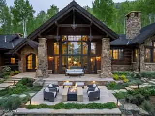 Sophisticated and Inviting Mountain Estate