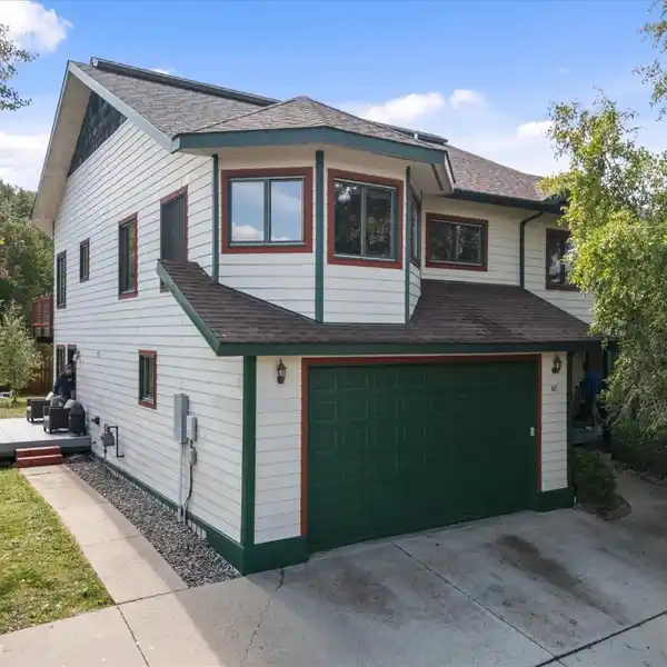 MOUNTAIN LIVING WITH IN-TOWN CONVENIENCES