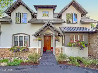 Uniquely Situated Cordillera Kensington Retreat