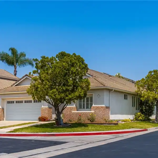 CHARMING SINGLE-STORY HOME IN GATED KENSINGTON PARK