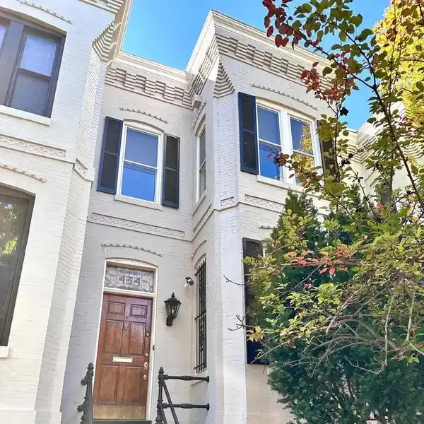 LOVINGLY RESTORED CAPITOL HILL VICTORIAN TOWNHOUSE