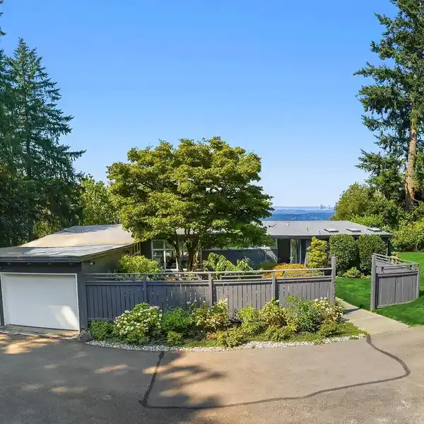RARE ARCHITECTURAL ONE-LEVEL MID-CENTURY HOME