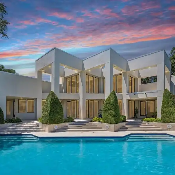 STUNNING CONTEMPORARY RESIDENCE