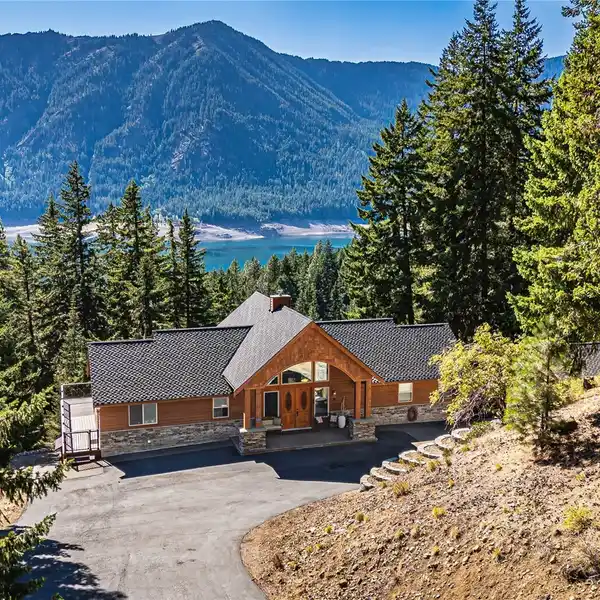 UNIQUE GEM IN RIDGE VIEW ESTATES