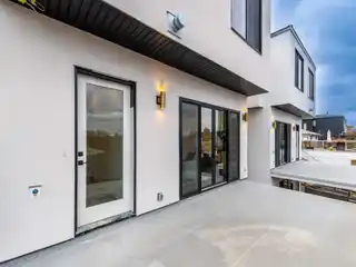 Elegant New Build in Desirable Neighborhood