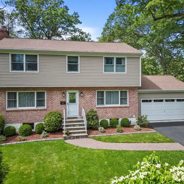 BEAUTIFULLY UPDATED COLONIAL IN GEDNEY MEADOWS
