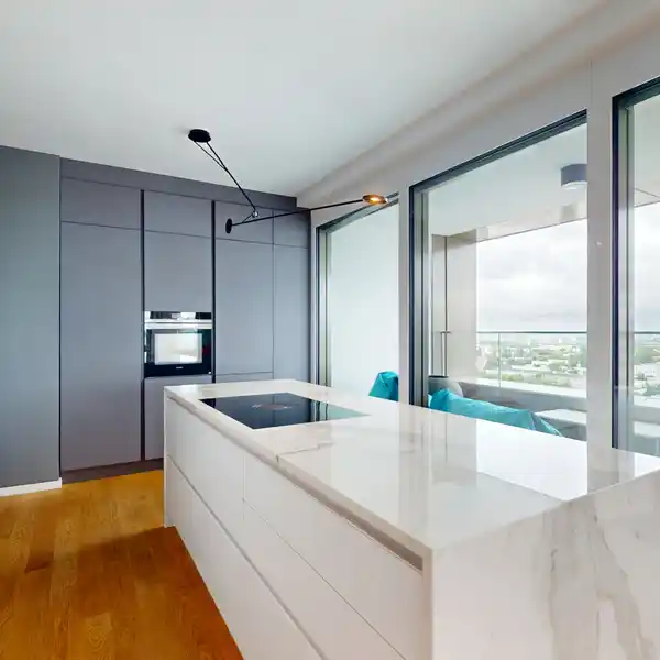 HIGH-QUALITY APARTMENT WITH DESIGNER FURNISHINGS AND FASCINATING DISTANT VIEWS ON THE 17TH FLOOR