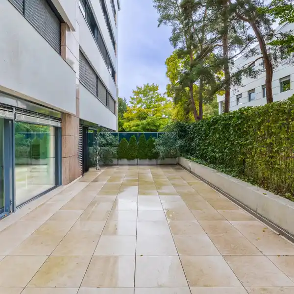 LUXURY APARTMENT BLENDING TRANQUILITY AND CONVENIENCE